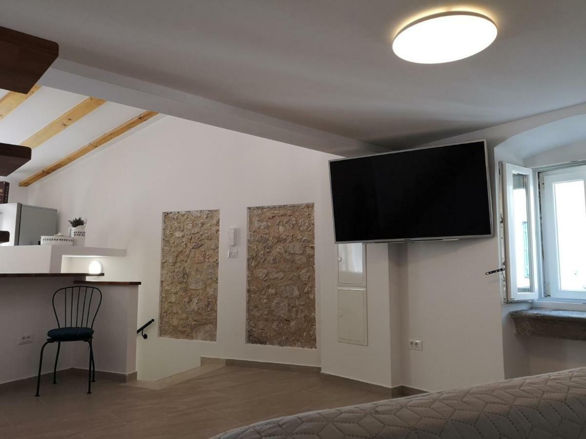 Apartmani Kraj Mora Cres Eksteriør bilde